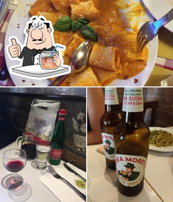Dai un’occhiata alla immagine che presenta la bevanda e cibo di L'insalata Ricca - via Giulio Cesare Santini