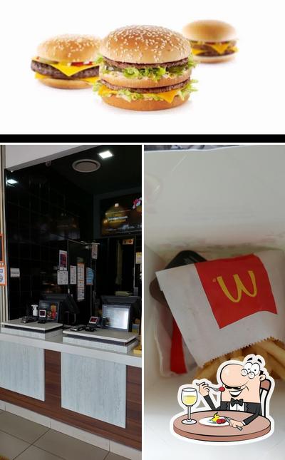 Еда и внутреннее оформление - все это можно увидеть на этом фото из McDonald's Phoenix