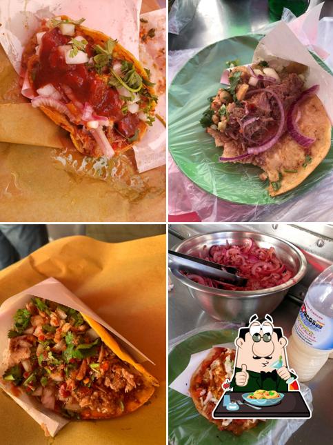 Еда в "Tacos Aarón"