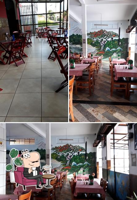 O interior do JB Fast Food & Restaurante