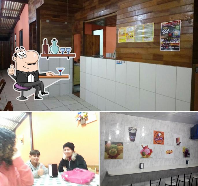 Esta é a imagem apresentando interior e mesa de jantar a Dona Ana - Pizza Frita