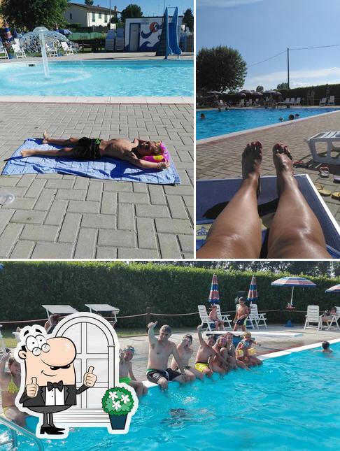 L’image de la extérieur et intérieur concernant Piscine Onda Blu Pizzeria