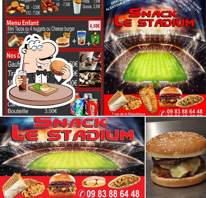 Commandez un hamburger à Snack le Stadium