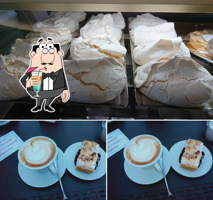 Tra le varie cose da Pasticceria Caffetteria Rasi si possono trovare la bevanda e cibo