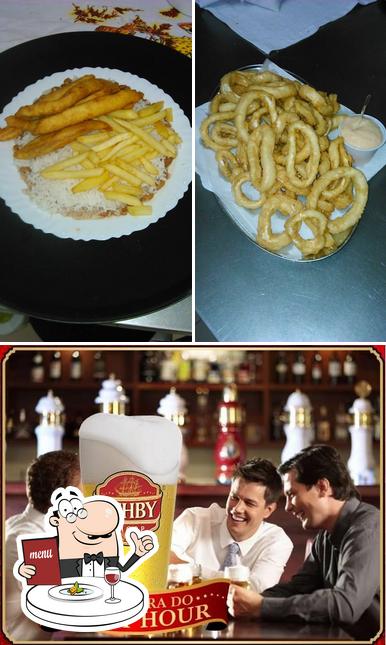 A comida e balcão de bar do restaurante