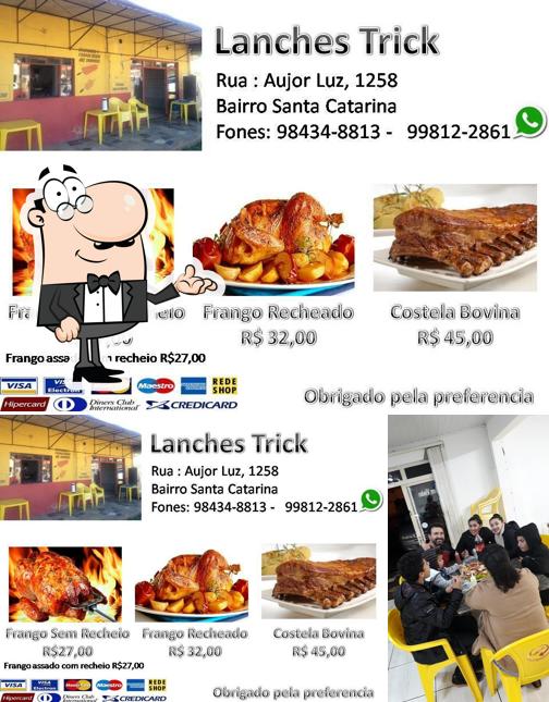 A imagem do Lanches Trick’s interior e mesa de jantar