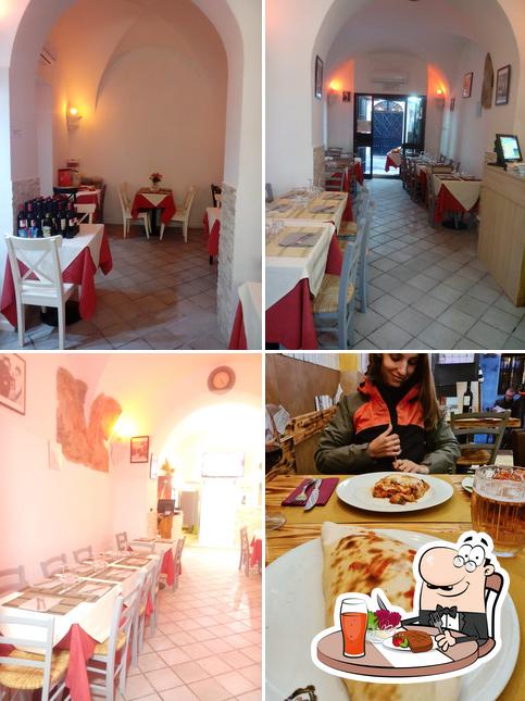 La foto della tavolo da pranzo e interni di La Taverna Madonna Dei Monti 16