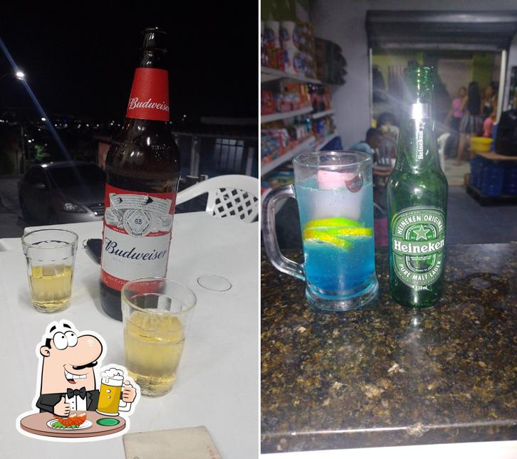 Desfute um copo de cerveja leve ou escura