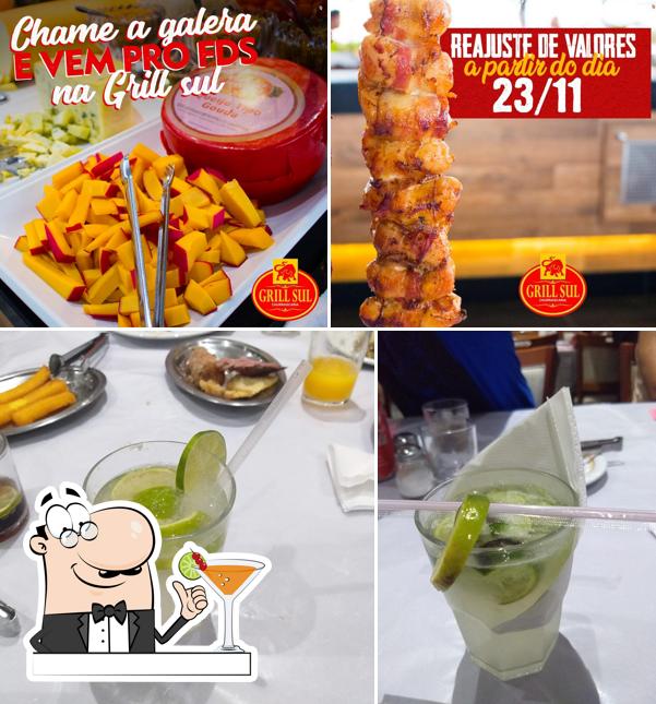 Entre diferentes coisas, bebida e comida podem ser encontrados no Churrascaria Grill Sul - Jaú