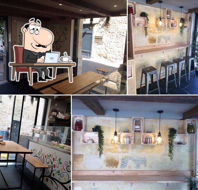 Installez-vous à l'une des tables de Falapit la Victoire