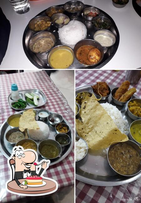 Food Hut serves a selection of desserts
