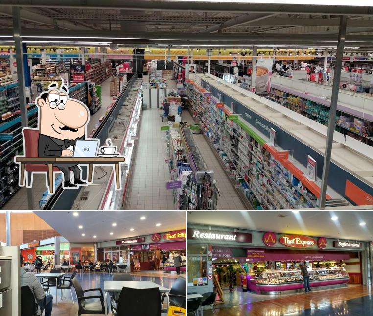Installez-vous à l'une des tables de Centre Commercial Grand'Place