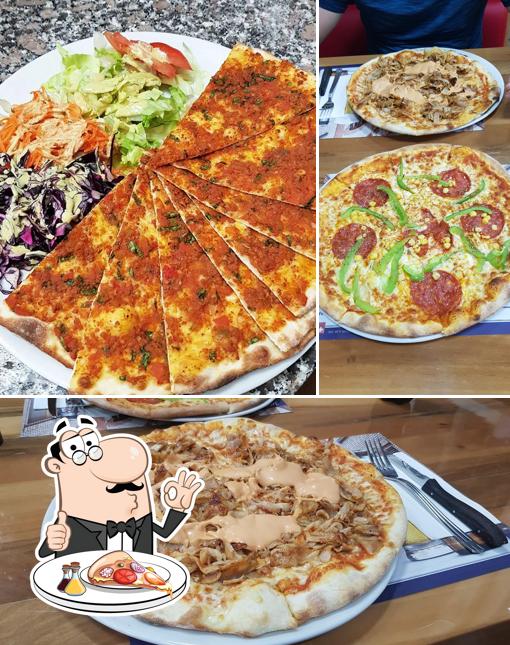 Ordina una pizza a Tado Restaurant & Take Away