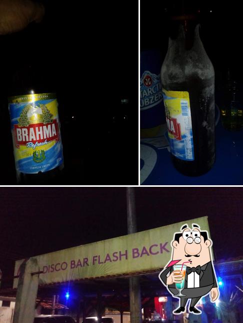 O DISCO BAR FLASH BACK se destaca pelo bebida e exterior