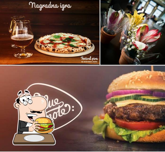 Ordina un hamburger a Kava bar Zeus