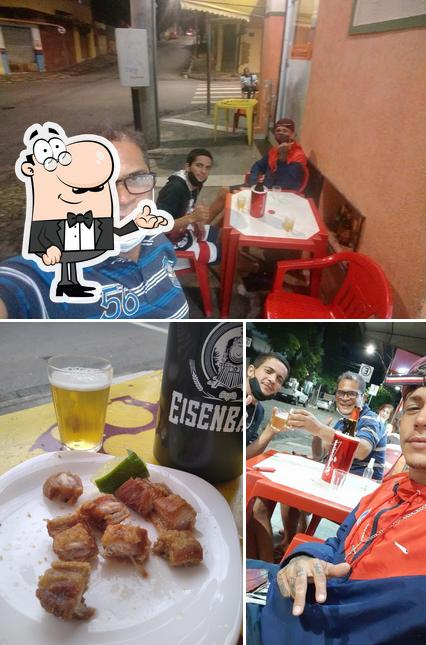 Entre diferentes coisas, interior e cerveja podem ser encontrados a Bar e Restaurante João Mendonça