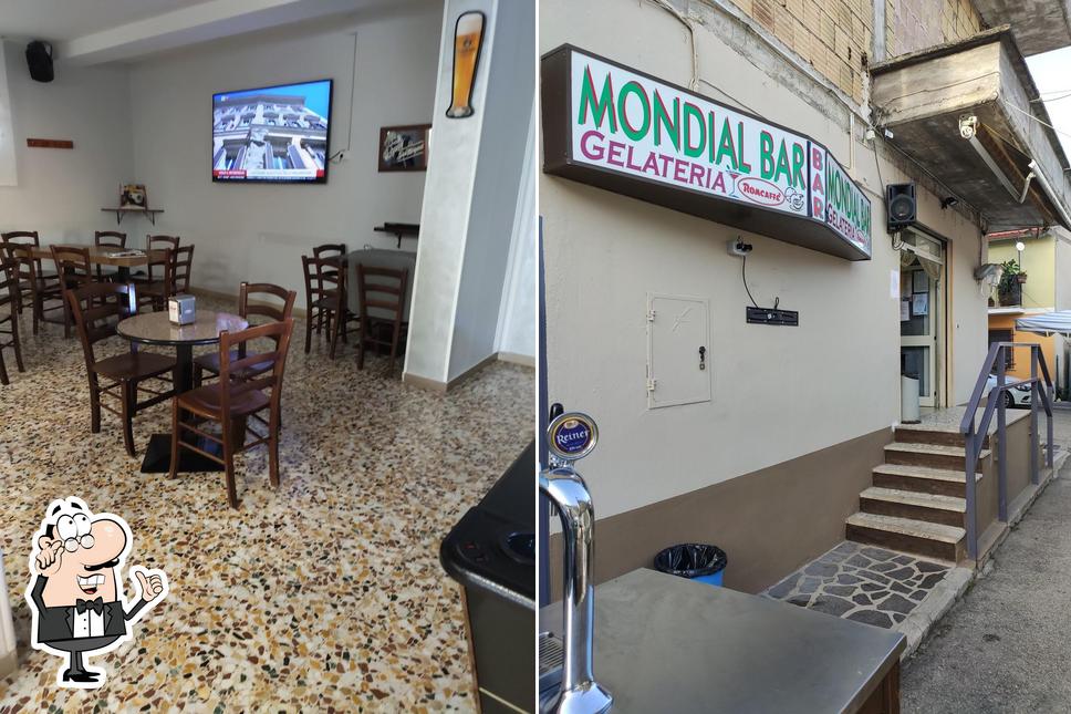 Gli interni di Bar Mondial