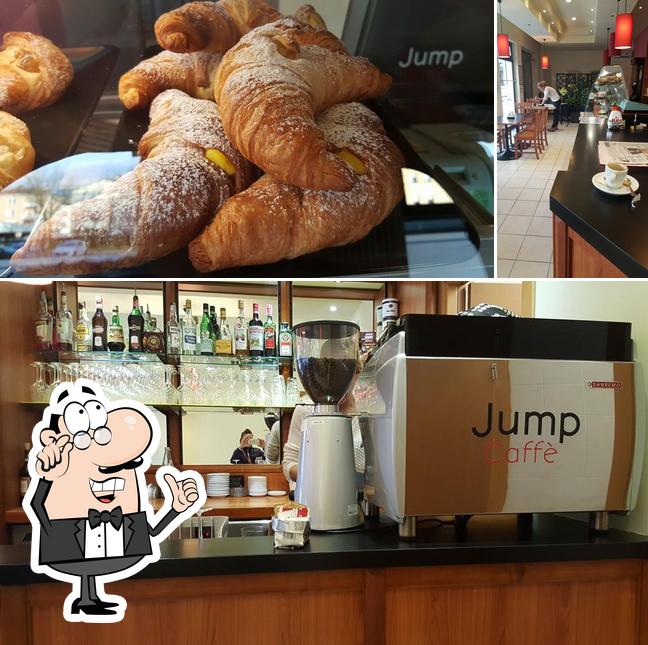 Tra le varie cose da Jump Caffè si possono trovare la interni e cibo