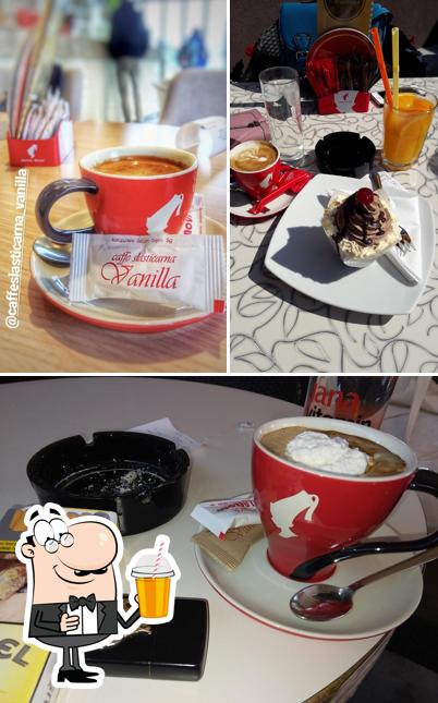 Goditi un drink a Cafe & Patisserie VANILLA