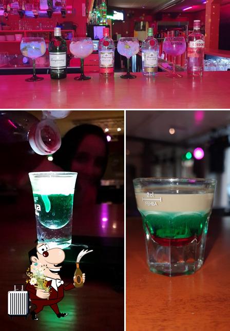 Prenditi un drink o cocktail alcolico dal menu
