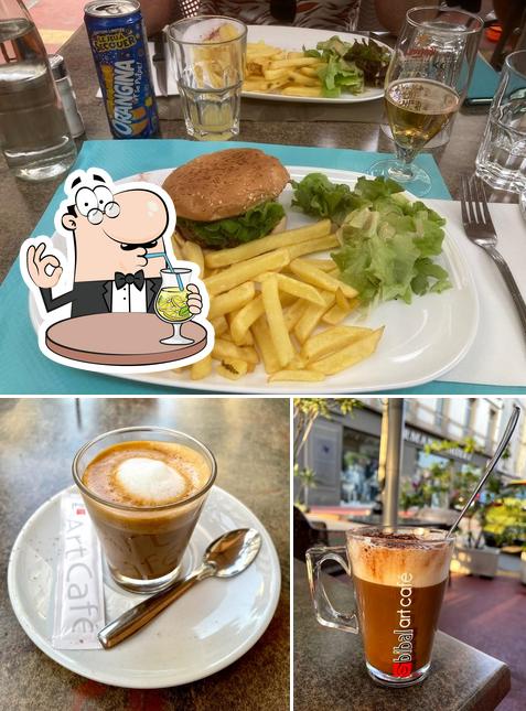 Parmi les différentes choses de la boire et la burger, une personne peut trouver sur Le Tavern' Café By Central Café