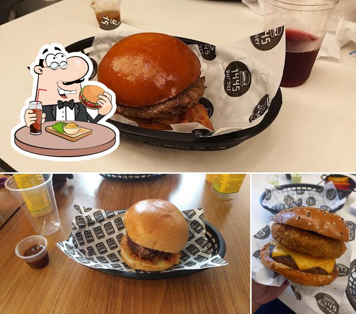 Os hambúrgueres do 1445 Burger Hamburgueria e Restaurante Salão e Delivery Vila Zelina Zona Leste-SP irão saciar uma variedade de gostos