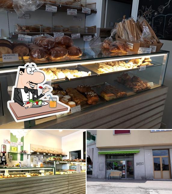 La foto della cibo e interni di Pasticceria Pasqualis