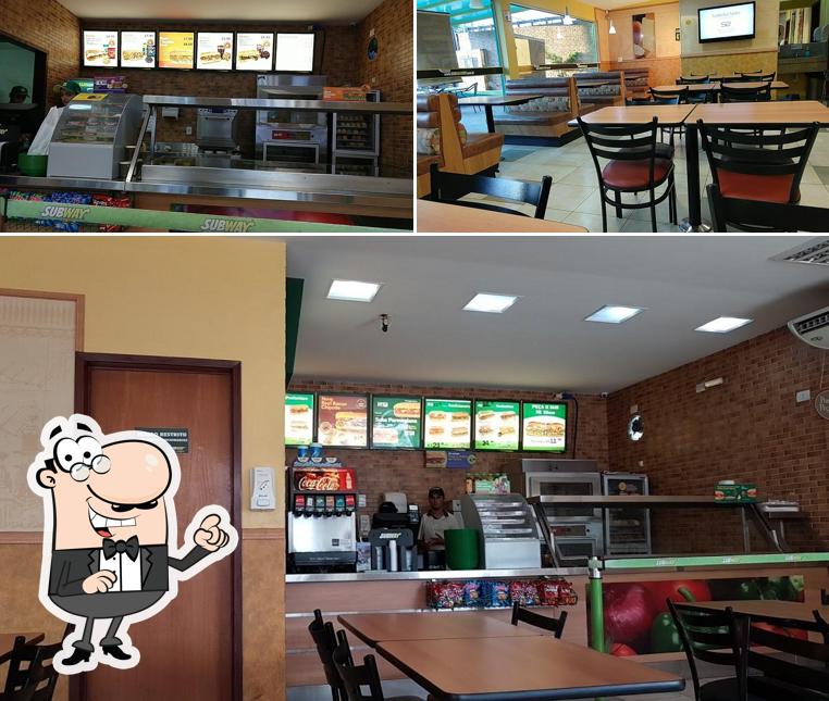 Sente em uma das mesas no Subway