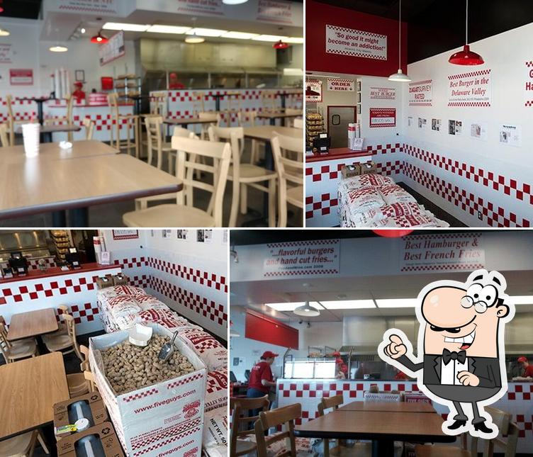 Installez-vous à l'une des tables de Five Guys