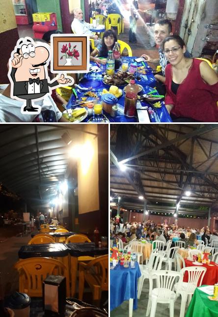 Sente em uma das mesas no Costelão