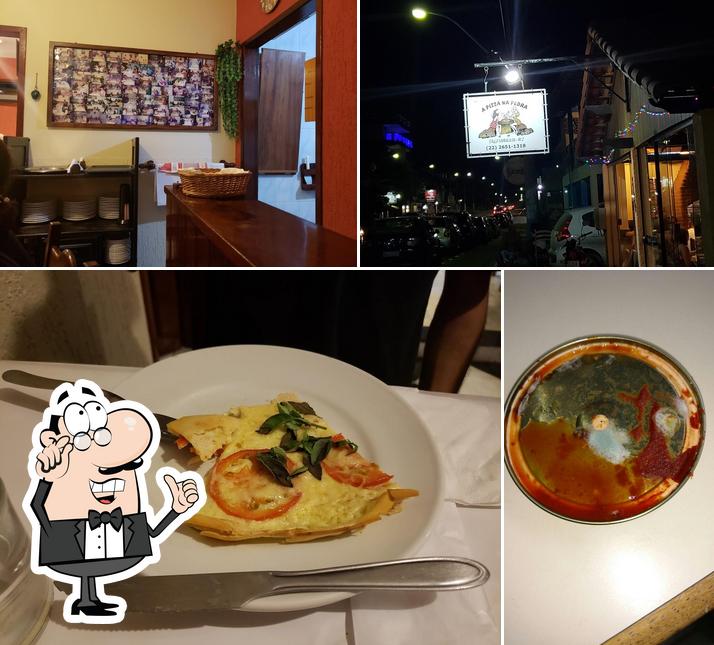 Confira a imagem apresentando interior e comida no Pizza Na Pedra