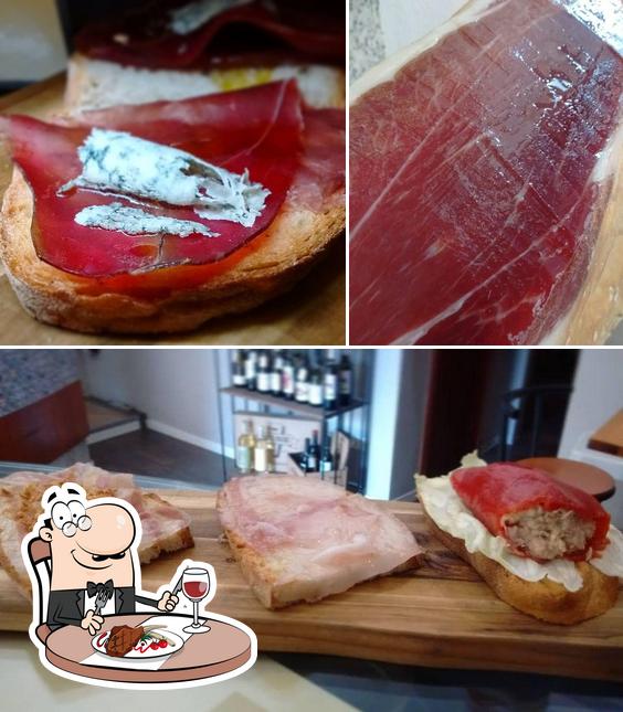 Prenditi i piatti di carne a GranVia Cafè Bar de Tapas