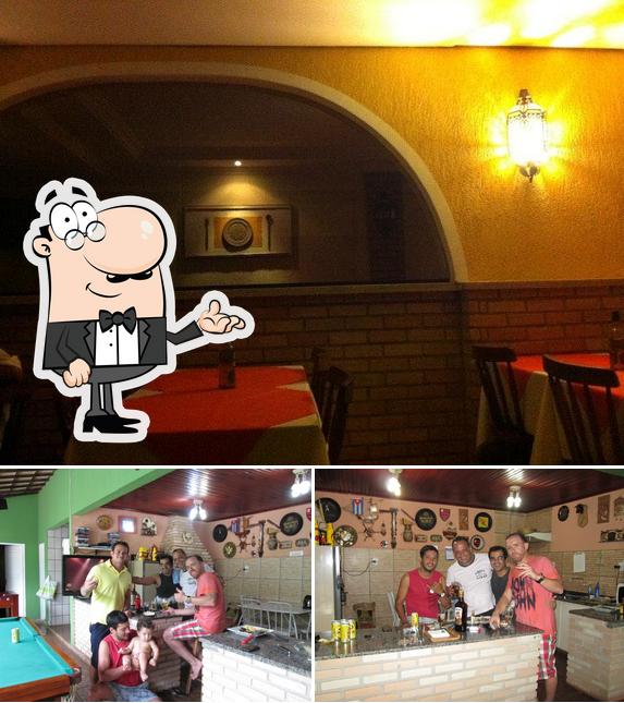 Confira a foto apresentando interior e balcão de bar no Gordeixos