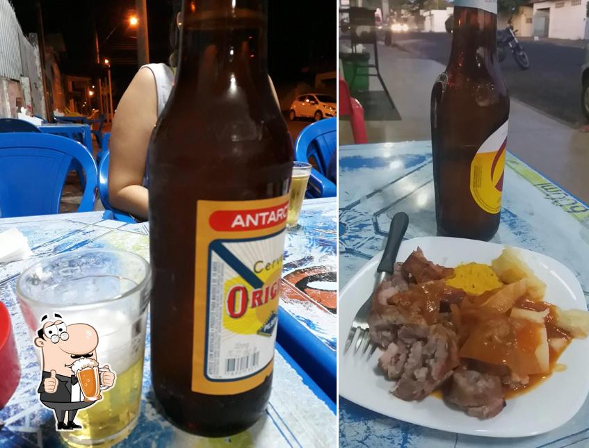 Desfute um copo de cerveja leve ou escura