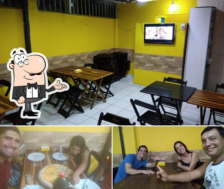 Sente em uma das mesas no Bella Pizza