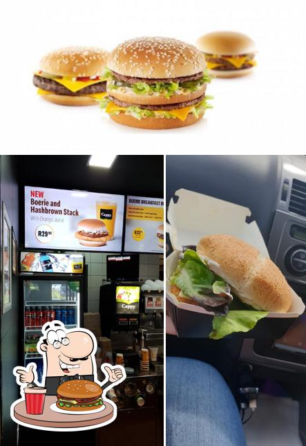 Tómate una hamburguesa en McDonald's Ottery Drive-Thru