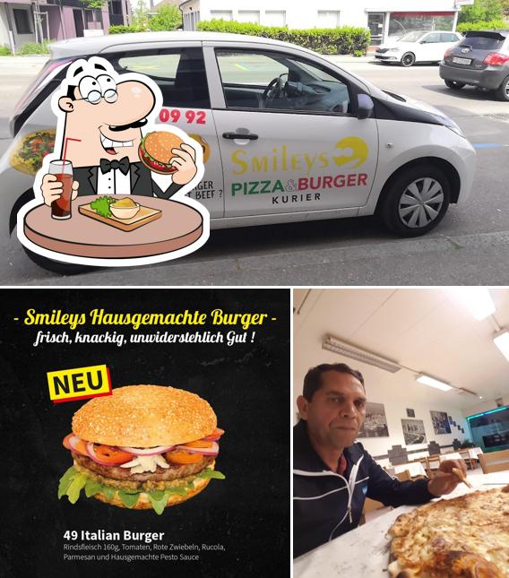 Ordina un hamburger a Smileys Pizzakurier