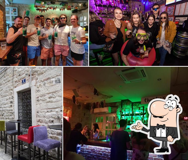 Gli interni di Charlie's Bar Split