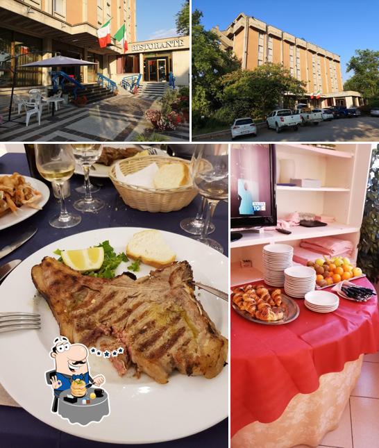 La immagine di cibo e esterno da Hotel Grassetti Albergo 4 stelle Ristorante