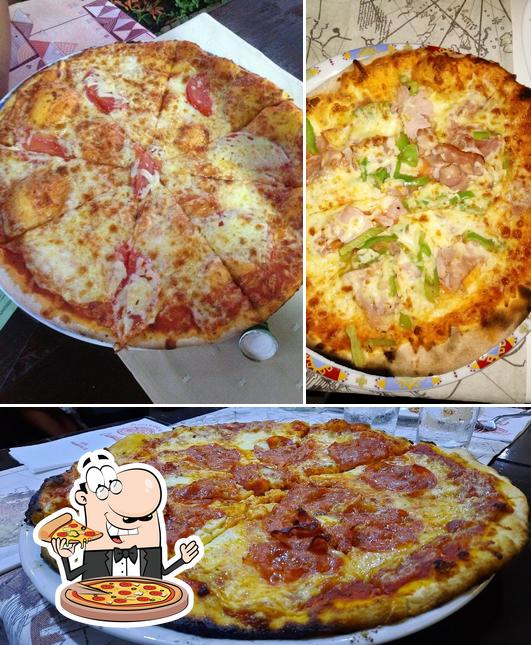 Pick pizza at Restaurant & Pizza Castello