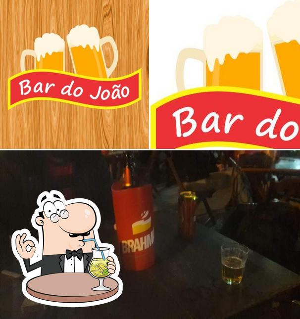 Entre diversos coisas, bebida e comida podem ser encontrados no Bar do João