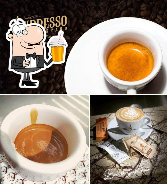 Disfrutra de una bebida en Expresso Napoletano