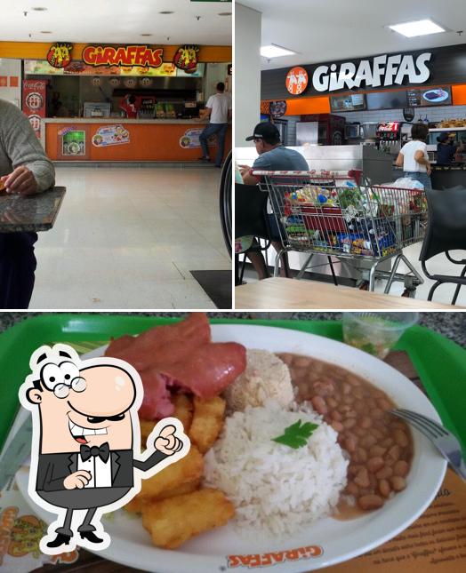 Entre diversos coisas, interior e comida podem ser encontrados no Giraffas