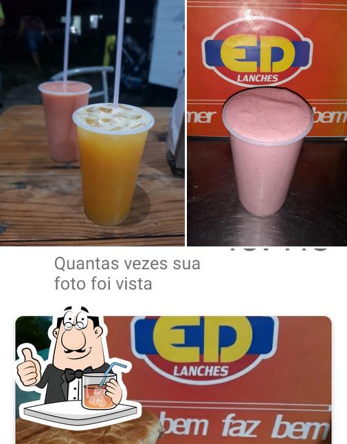 A foto da bebida e comida no ED Lanches