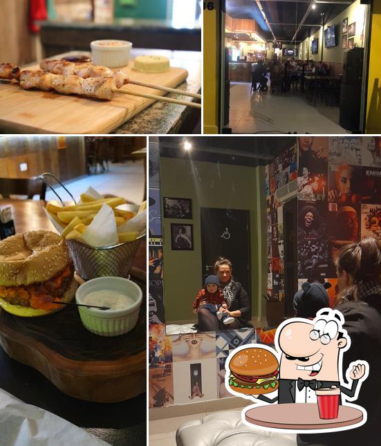 Consiga um hambúrguer no QUEEN'S PUB