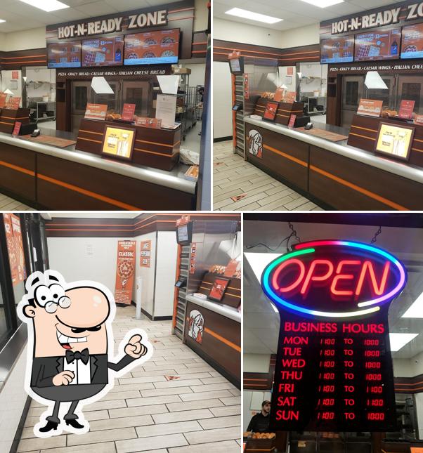 L'intérieur de Little Caesars Pizza