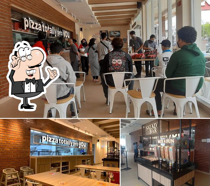 Check out how Pizza Hut Bontang looks inside