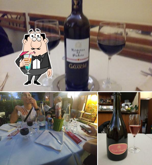 Guarda la immagine che presenta la bevanda e tavolo da pranzo di Trattoria L'angolo Nascosto