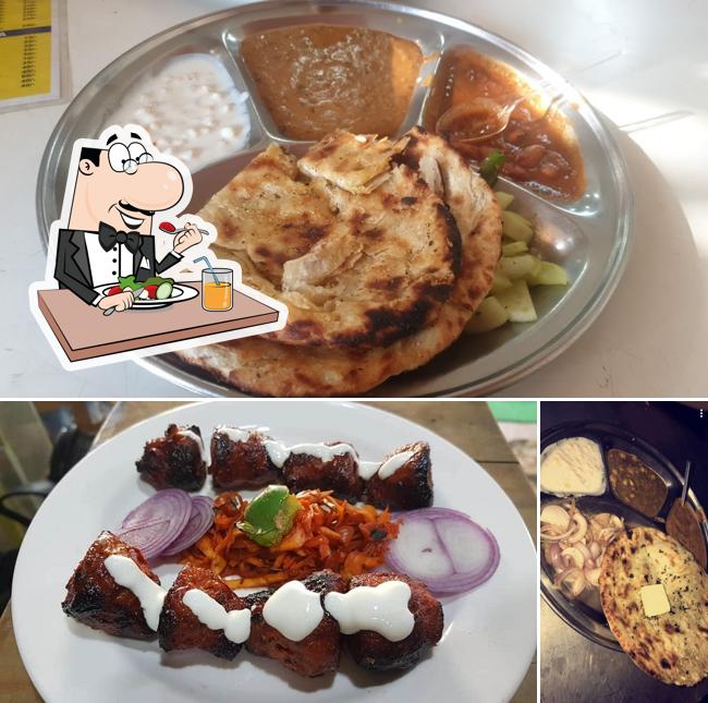 Food at Amritsari kulcha sardar ji