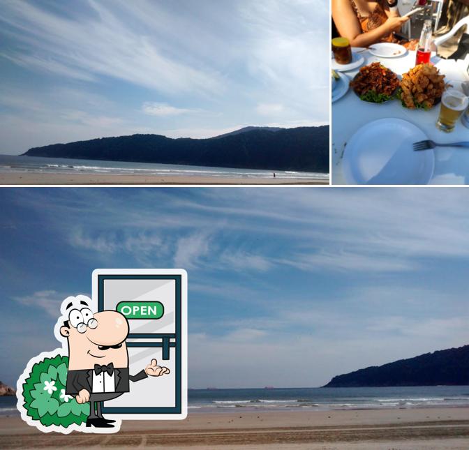 A imagem da exterior e mesa de jantar a Quiosque Guaiúba